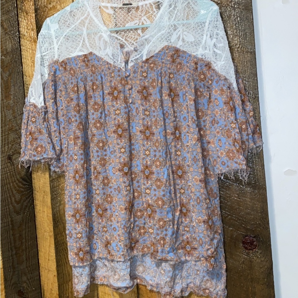 Gimmicks by BKE Floral Lace Short Sleeve Top - tan blue and distressed edges